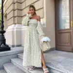 Довга муслінова сукня білого кольору в дрібну жовту квітку