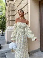 Довга муслінова сукня білого кольору в дрібну жовту квітку
