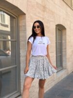 Футболка класична жіноча з принтом Just be білого кольору