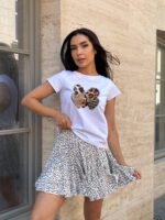 Футболка класична жіноча з принтом Леопардові сердця білого кольору