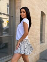 Футболка класична жіноча з принтом Леопардові сердця білого кольору