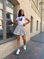 Футболка класична жіноча з принтом Леопардові сердця білого кольору