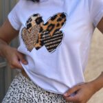 Футболка класична жіноча з принтом Леопардові сердця білого кольору