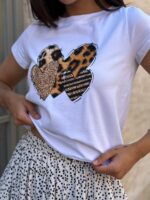 Футболка класична жіноча з принтом Леопардові сердця білого кольору