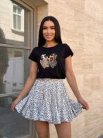 Футболка класична жіноча з принтом Леопардові сердця чорного кольору