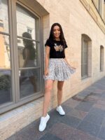 Футболка класична жіноча з принтом Леопардові сердця чорного кольору