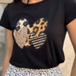 Футболка класична жіноча з принтом Леопардові сердця чорного кольору