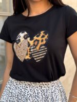 Футболка класична жіноча з принтом Леопардові сердця чорного кольору