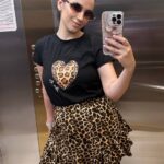 Футболка класична жіноча з принтом сердце лео love me чорного кольору