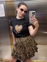 Футболка класична жіноча з принтом сердце лео love me чорного кольору