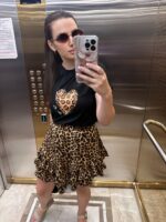 Футболка класична жіноча з принтом сердце лео love me чорного кольору