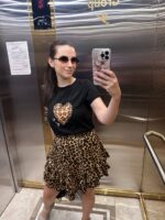 Футболка класична жіноча з принтом сердце лео love me чорного кольору