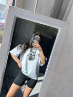 Футболка жіноча оверсайз з принтом Доберман корона білого кольору