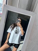 Футболка жіноча оверсайз з принтом Доберман корона білого кольору