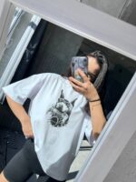 Футболка жіноча оверсайз з принтом Доберман корона білого кольору