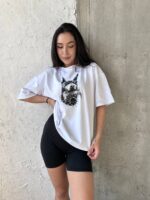 Футболка жіноча оверсайз з принтом Доберман корона білого кольору