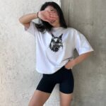 Футболка жіноча оверсайз з принтом Доберман корона білого кольору