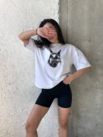 Футболка жіноча оверсайз з принтом Доберман корона білого кольору