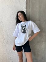 Футболка жіноча оверсайз з принтом Доберман корона білого кольору