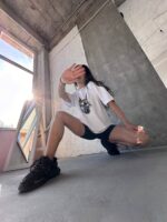 Футболка жіноча оверсайз з принтом Доберман корона білого кольору