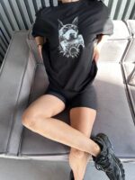 Футболка жіноча оверсайз з принтом Доберман корона чорного кольору