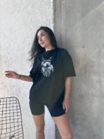 Футболка жіноча оверсайз з принтом Доберман корона чорного кольору