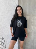 Футболка жіноча оверсайз з принтом Доберман корона чорного кольору