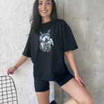 Футболка жіноча оверсайз з принтом Доберман корона чорного кольору