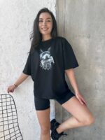 Футболка жіноча оверсайз з принтом Доберман корона чорного кольору