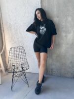 Футболка жіноча оверсайз з принтом Доберман корона чорного кольору