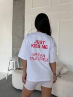 Футболка жіноча оверсайз з принтом Just kiss me білого кольору