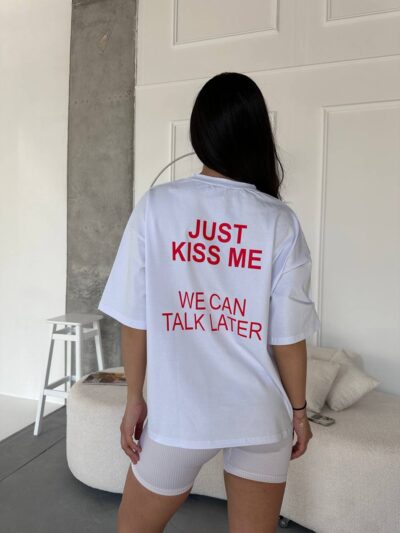 Футболка жіноча оверсайз з принтом Just kiss me білого кольору