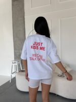 Футболка жіноча оверсайз з принтом Just kiss me білого кольору