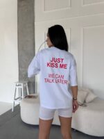 Футболка жіноча оверсайз з принтом Just kiss me білого кольору