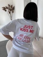 Футболка жіноча оверсайз з принтом Just kiss me білого кольору