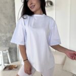 Футболка жіноча оверсайз з принтом Just kiss me білого кольору