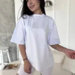 Футболка жіноча оверсайз з принтом Just kiss me білого кольору