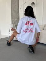 Футболка жіноча оверсайз з принтом Just kiss me білого кольору