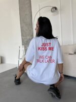 Футболка жіноча оверсайз з принтом Just kiss me білого кольору