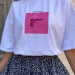 Футболка жіноча оверсайз з принтом Пістолет білого кольору