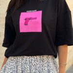 Футболка жіноча оверсайз з принтом Пістолет чорного кольору