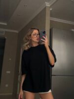 Футболка жіноча оверсайз з принтом Pofigizm чорного кольору