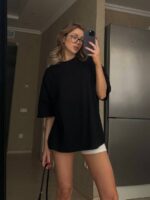 Футболка жіноча оверсайз з принтом Pofigizm чорного кольору