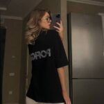 Футболка жіноча оверсайз з принтом Pofigizm чорного кольору