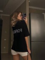 Футболка жіноча оверсайз з принтом Pofigizm чорного кольору