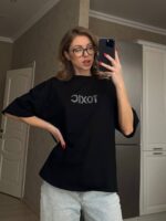 Футболка жіноча оверсайз з принтом Toxic чорного кольору
