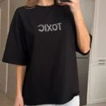 Футболка жіноча оверсайз з принтом Toxic чорного кольору
