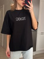 Футболка жіноча оверсайз з принтом Toxic чорного кольору