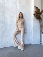 Костюм велюровий жіночий бежевого кольору М530