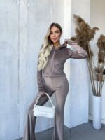 Костюм велюровий жіночий кольору мокко М530